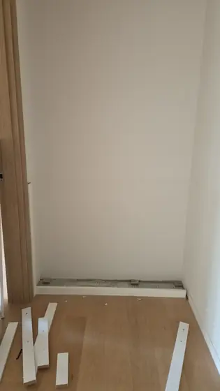 서랍장 철거 — 틀까지 모두 뗀 빈 벽감