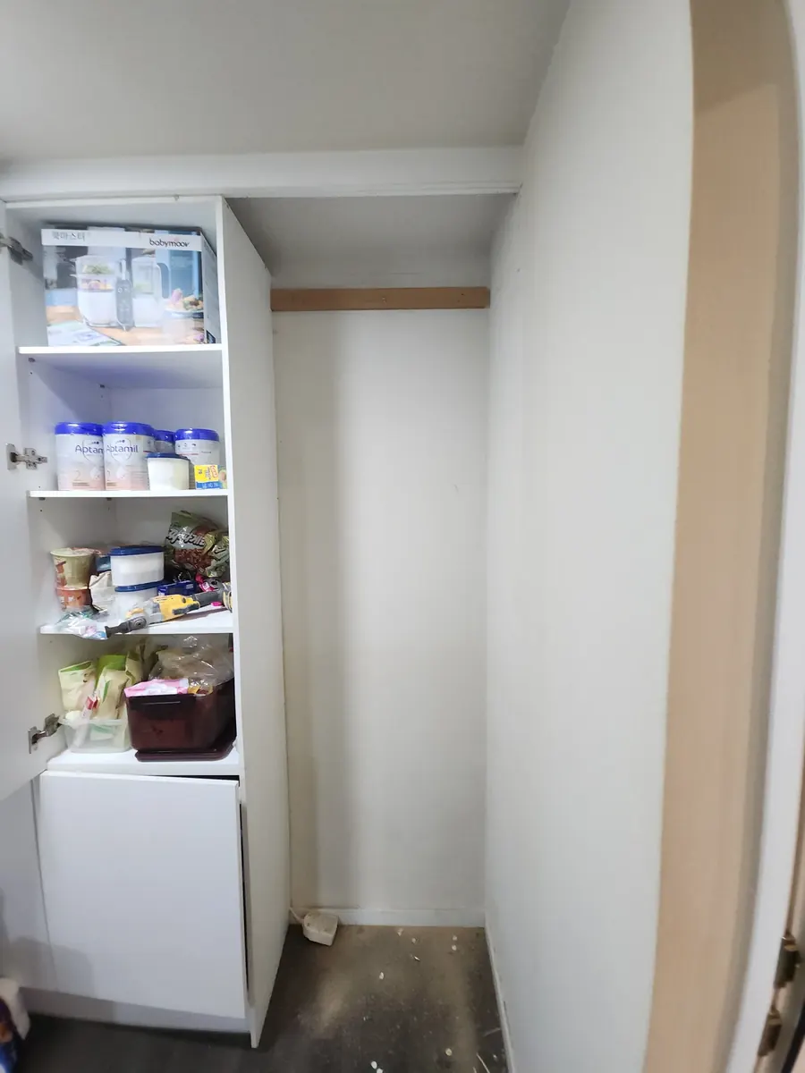 세탁실 상부장 철거 — 벽까지 비운 자리